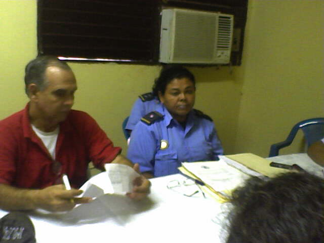 Comandante Roberto Lanzas (izq.) y subcomisionada Maria Lidia Hernandez